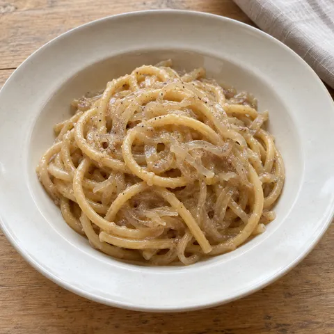 Bigoli in salsa con cipolle morbide, acciughe disciolte e pepe nero