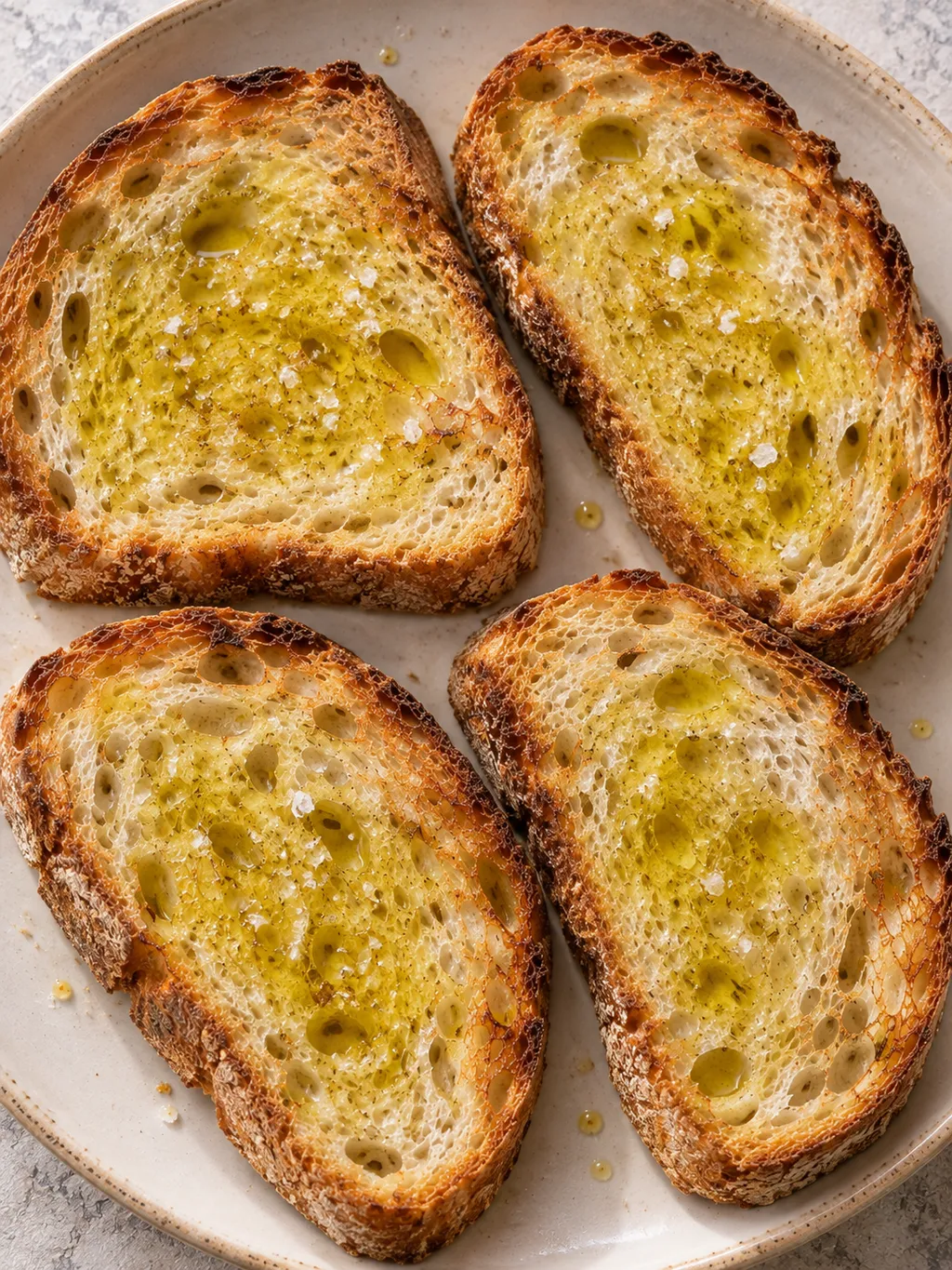 Quattro fettunte dorate con olio extravergine nuovo e un pizzico di sale